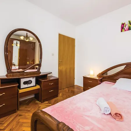 Three-bedroom With Sea View 08 Apartman *