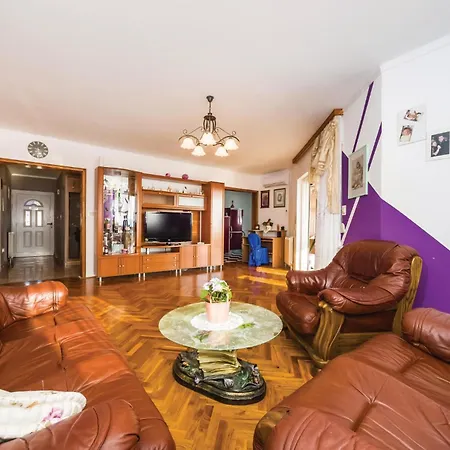 Three-bedroom With Sea View 08
