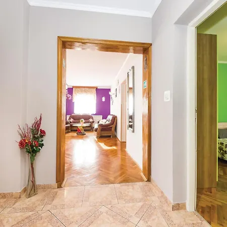 Three-bedroom With Sea View 08 Apartman