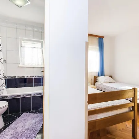Three-bedroom With Sea View 08 * Maslenica