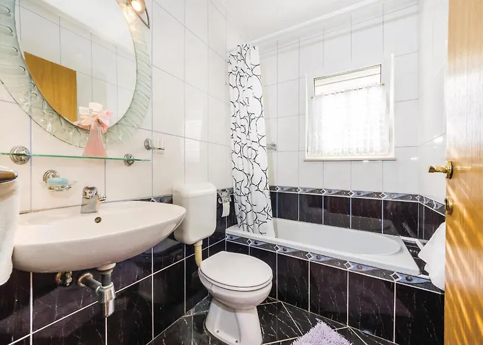 아파트 Three-bedroom With Sea View 08 *