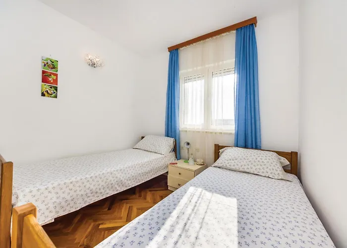Three-bedroom With Sea View 08