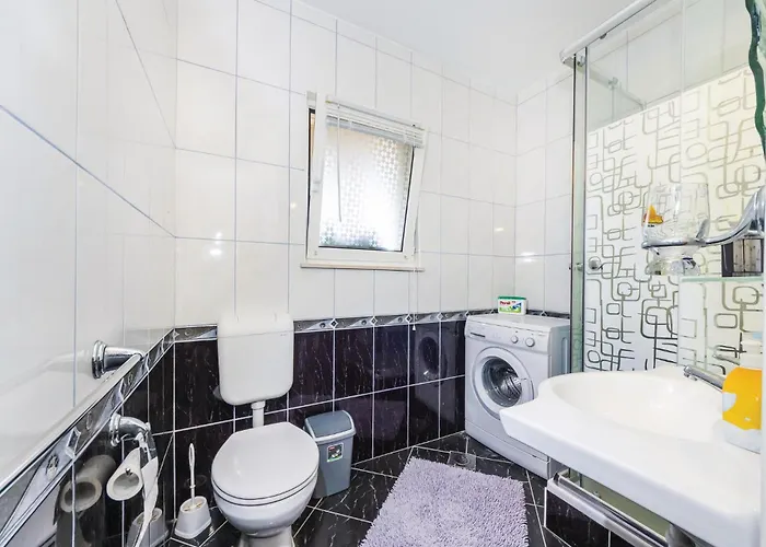 Three-bedroom With Sea View 08 아파트