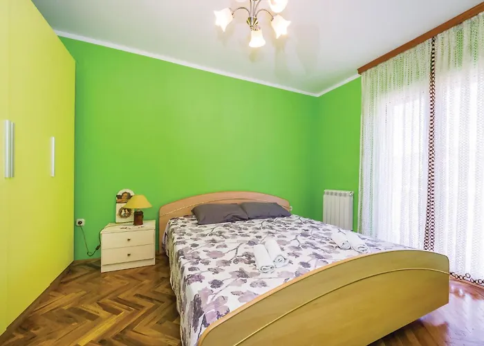Three-bedroom With Sea View 08 * 마슬레니차