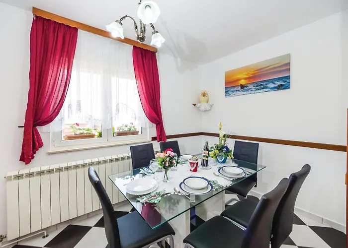아파트 Three-bedroom With Sea View 08 *