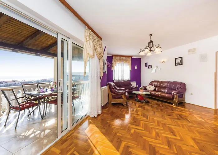 Three-bedroom With Sea View 08 *