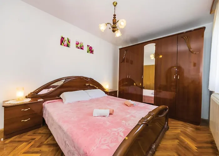 Three-bedroom With Sea View 08 마슬레니차
