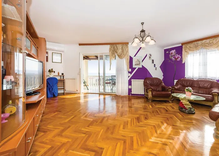 Three-bedroom With Sea View 08 * 마슬레니차