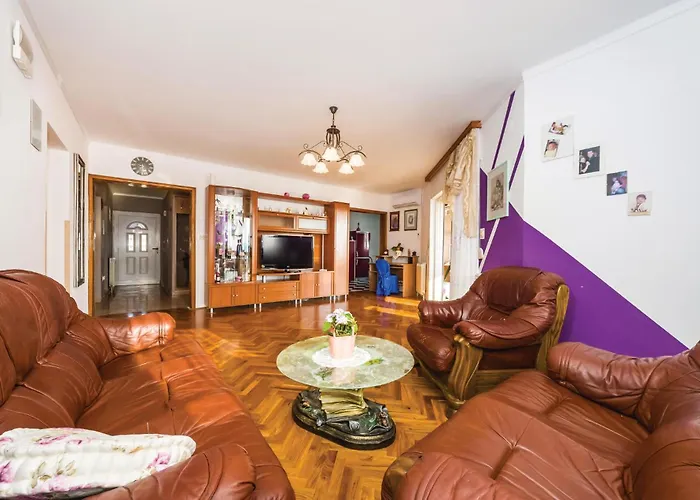 Three-bedroom With Sea View 08