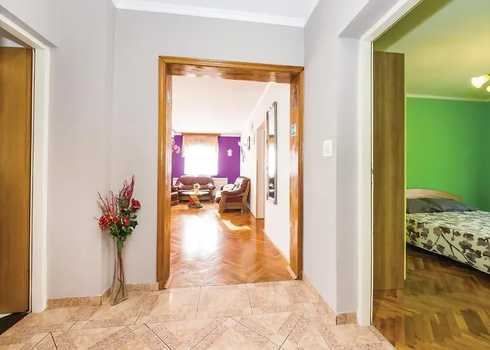 Three-bedroom With Sea View 08 아파트