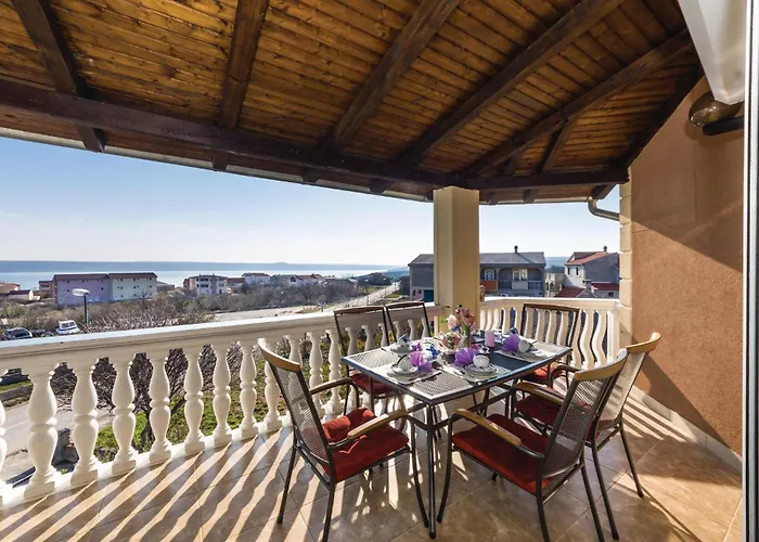 Three-bedroom With Sea View 08 마슬레니차