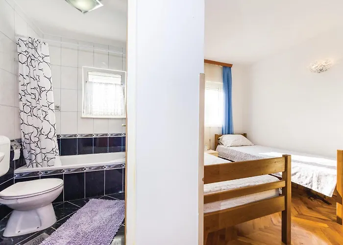 Three-bedroom With Sea View 08 * 마슬레니차